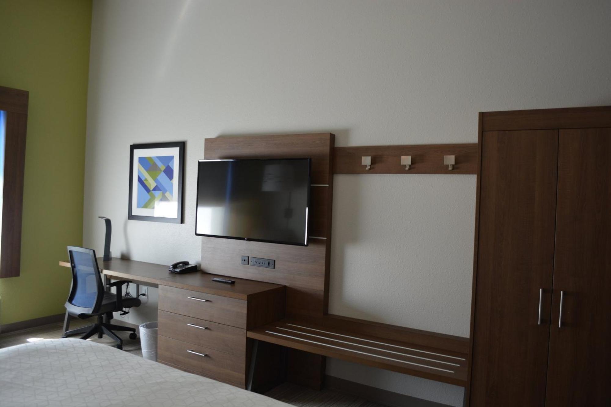 Holiday Inn Express & Suites Либерал Экстерьер фото