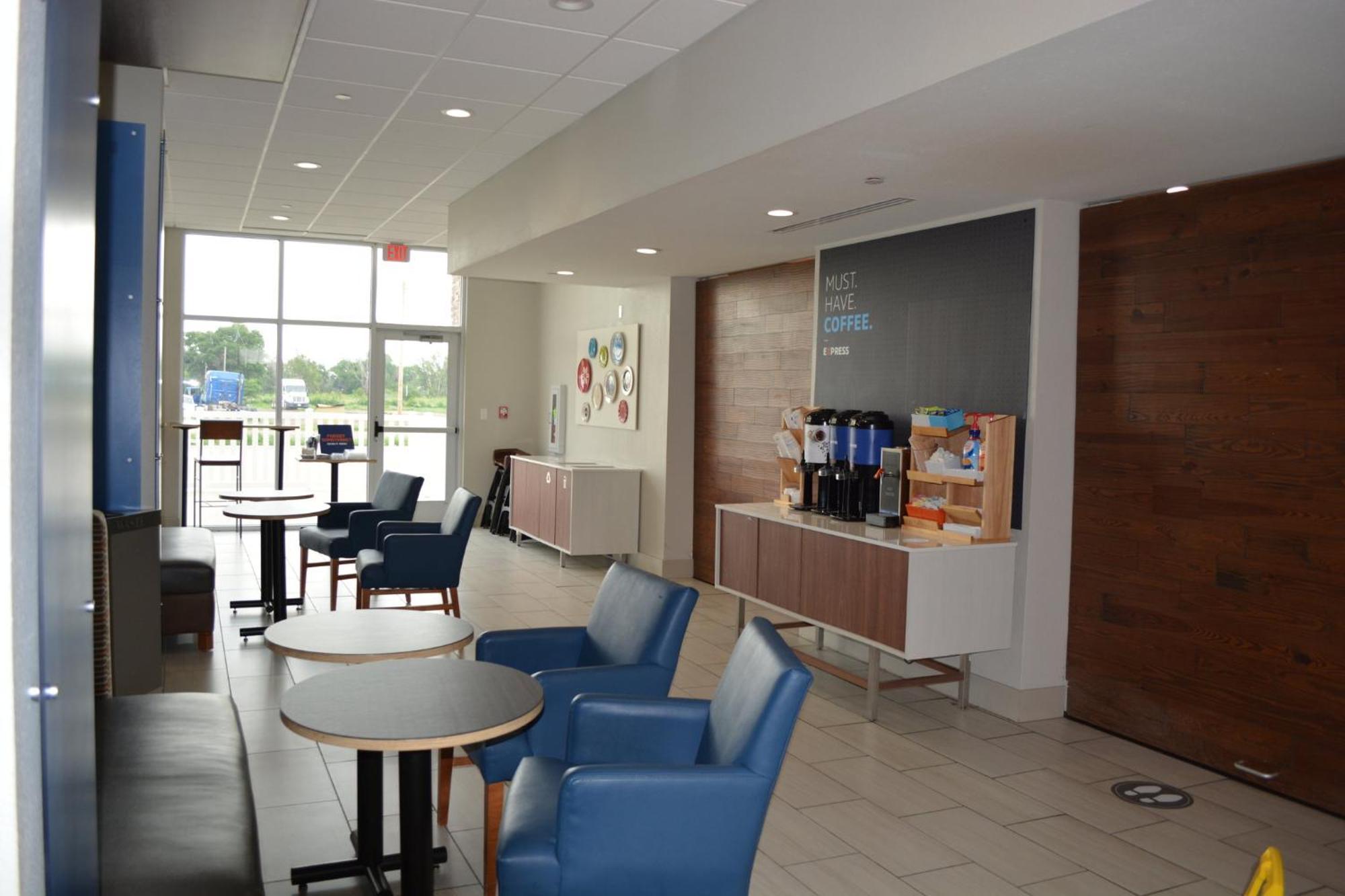 Holiday Inn Express & Suites Либерал Экстерьер фото