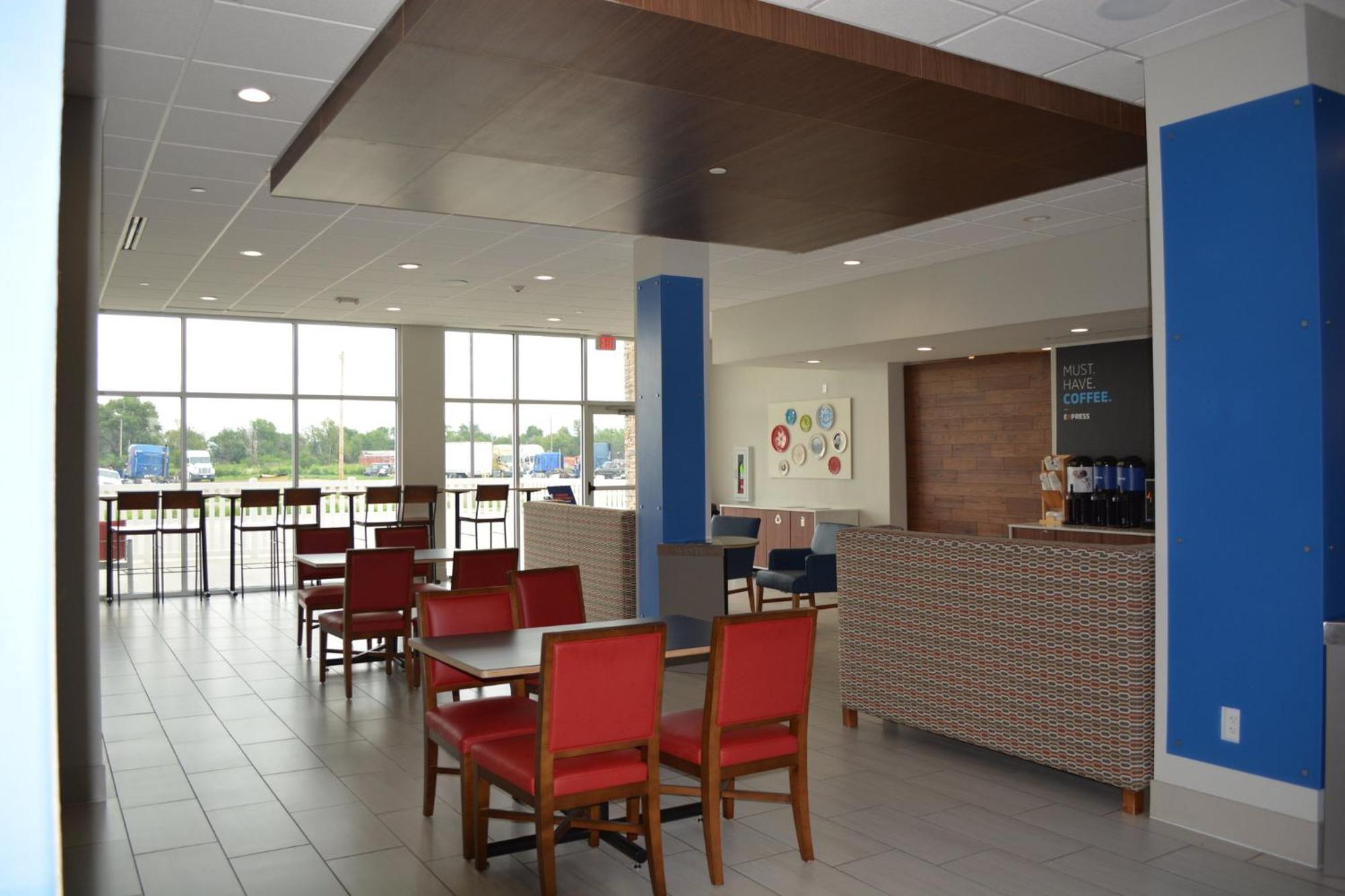 Holiday Inn Express & Suites Либерал Экстерьер фото