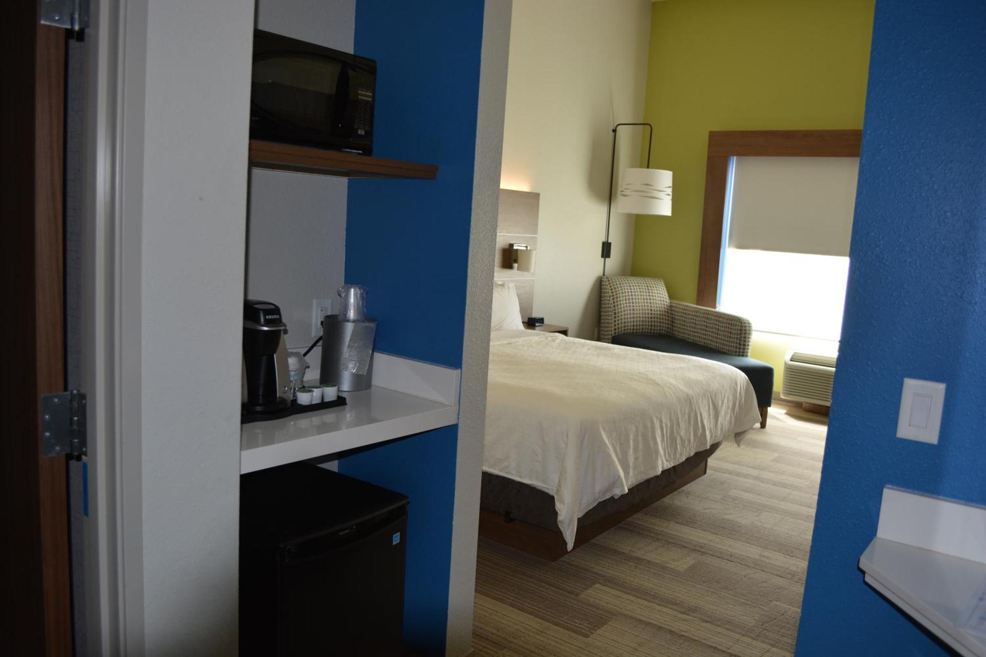 Holiday Inn Express & Suites Либерал Экстерьер фото