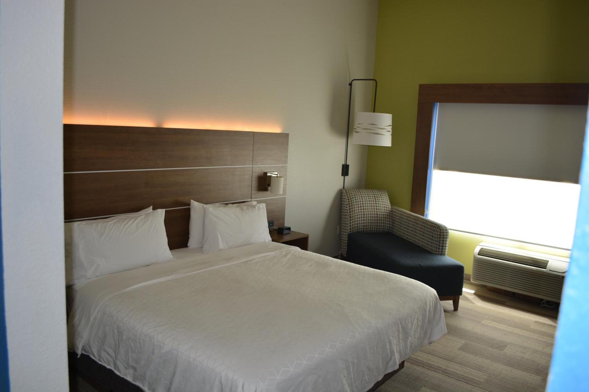 Holiday Inn Express & Suites Либерал Экстерьер фото