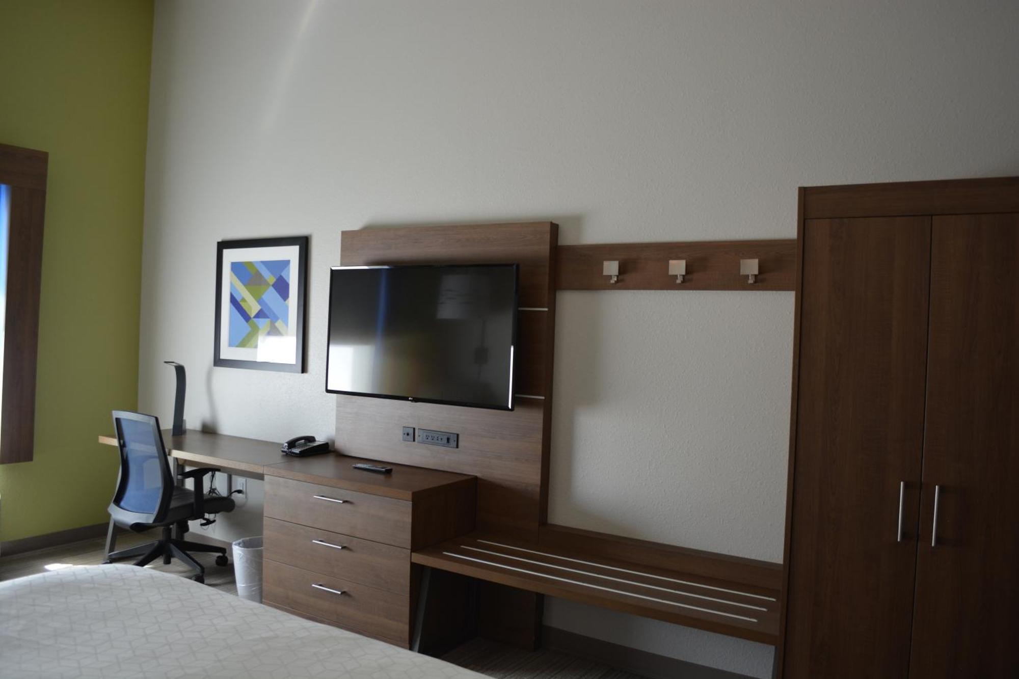 Holiday Inn Express & Suites Либерал Экстерьер фото